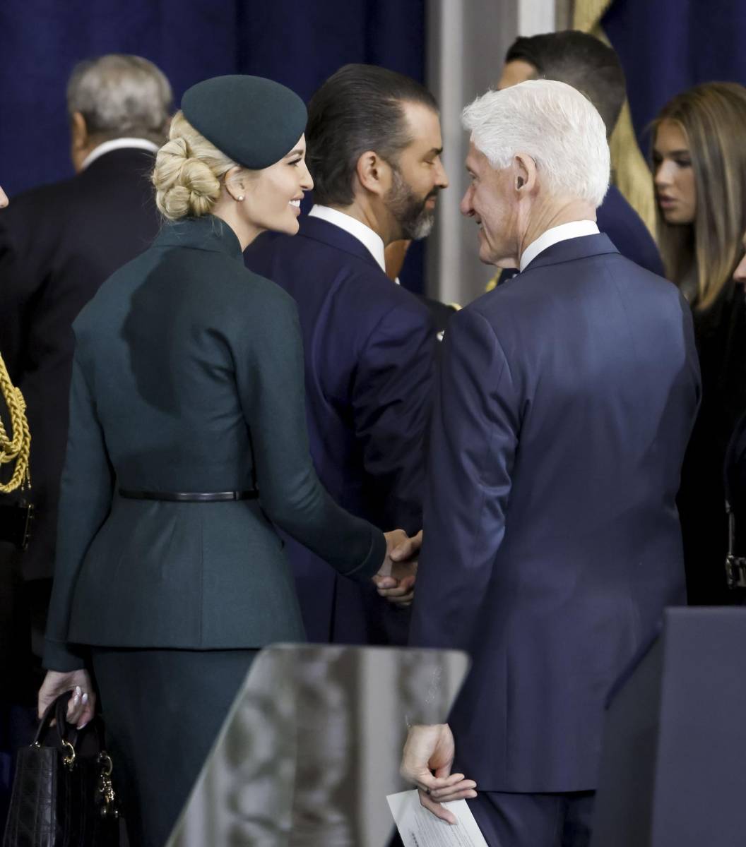 Ivanka Trump, vestida de Dior, saluda al ex presidente, Bill Clinton