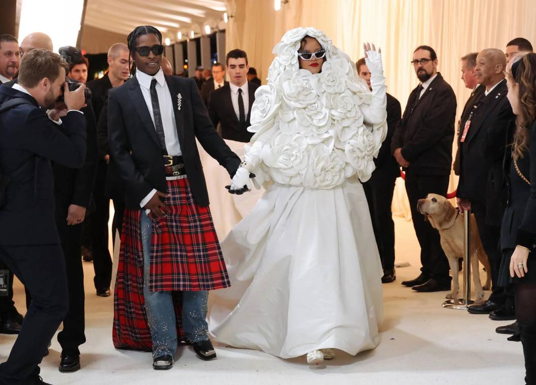 ASAP Rocky vestido en jeans y falda escocesa Gucci y Rihanna, con una capa cocoon desmontable y vestido a la medida de Valentino, protagonizaron el momento más viral de la MET Gala 2023. A continuación algunos de los biggest moments de la alfombra más esperada del año.