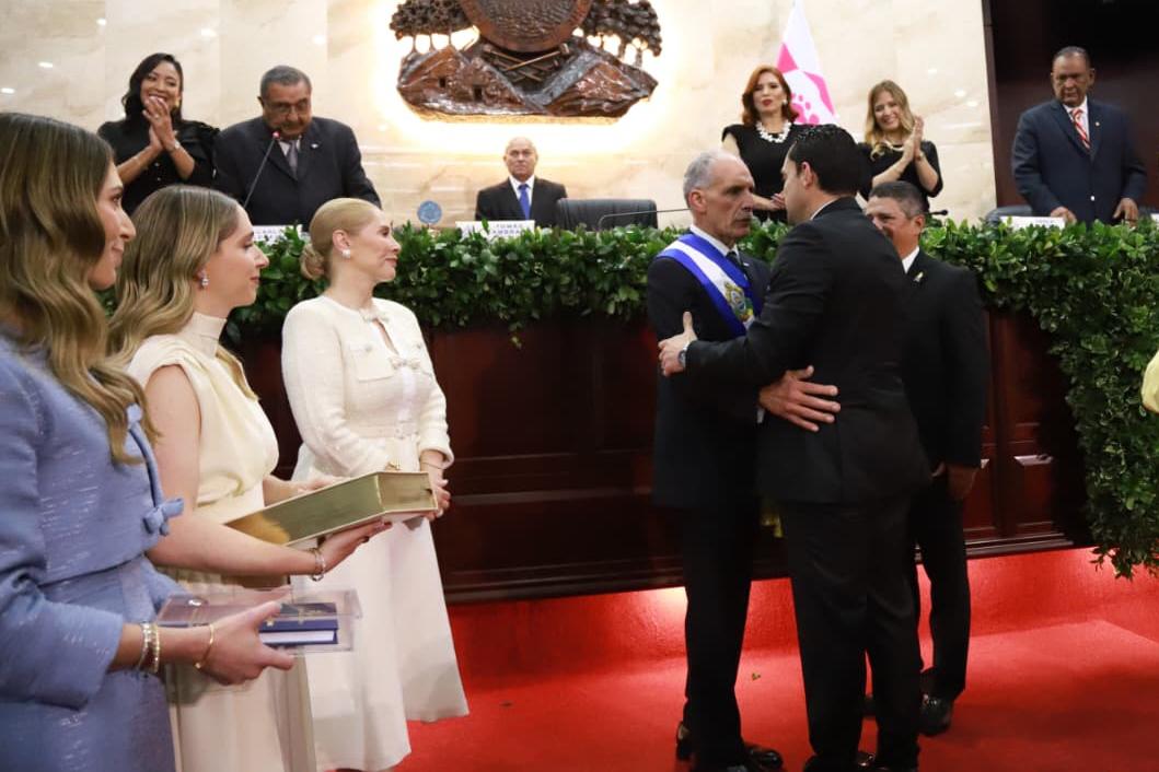 El presidente del Congreso de Honduras, José Tomás Zambrano, felicita al presidente de Honduras, Nasry Asfura. A la derecha, sus hijas Stephanie y Alexandra y su esposa, Lissette Asfura