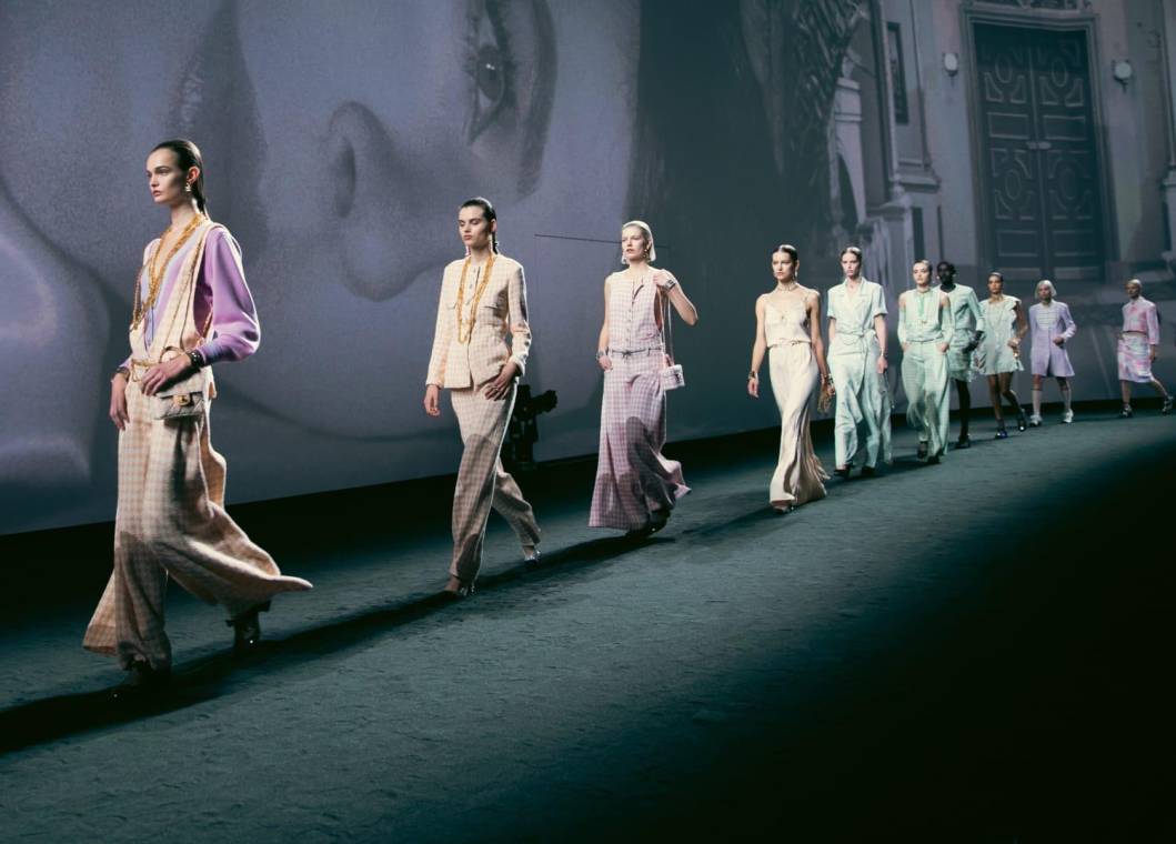 La maison francesa presentó en París una colección que toma como inspiración la película llena de narrativas, <i>El último año en Marienbad</i> (1961) una revolución artística impulsada por un encanto sofisticado, desarrollado por Gabrielle Chanel