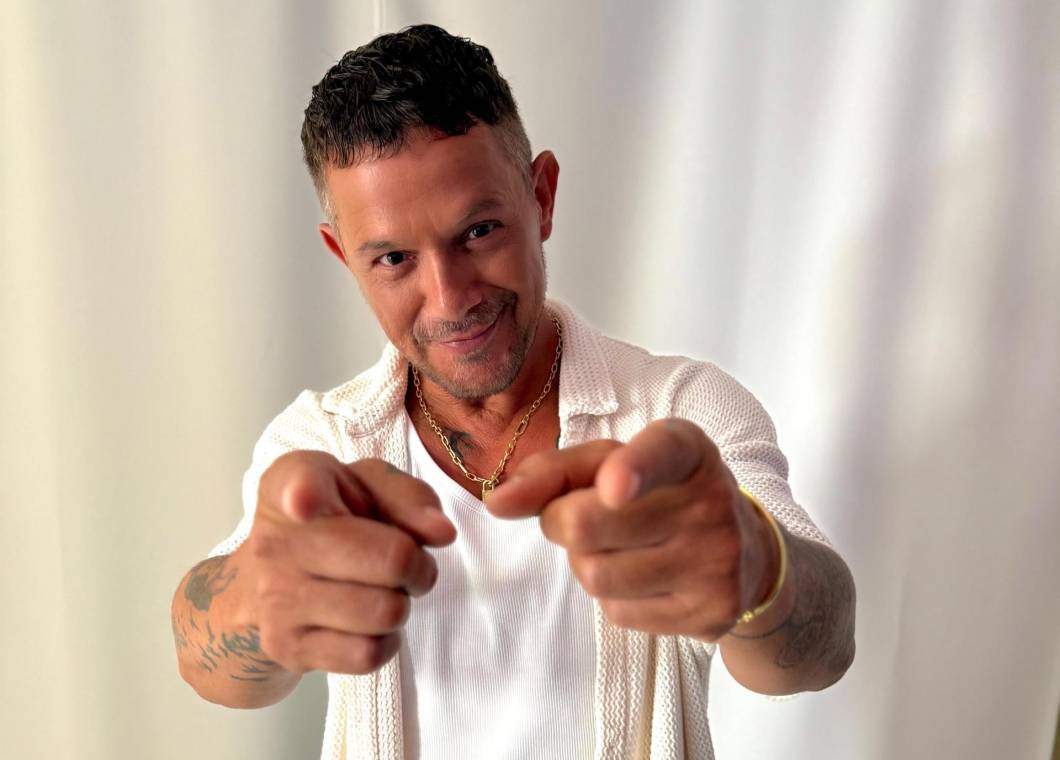El cantante español lanza su nuevo disco y anuncia una gira que comienza en septiembre en México. El material incluye lo que esperábamos: Besame, su canción con Shakira.
