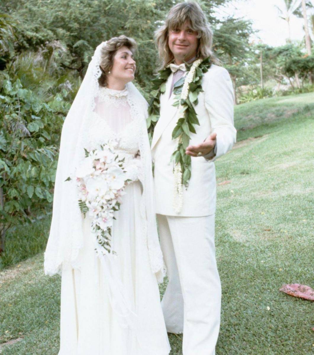 Sharon y Ozzy Osbourne se casaron en la bella isla de Maui en 1982. La pareja lleva 42 años casados y comparten 3 hijos.