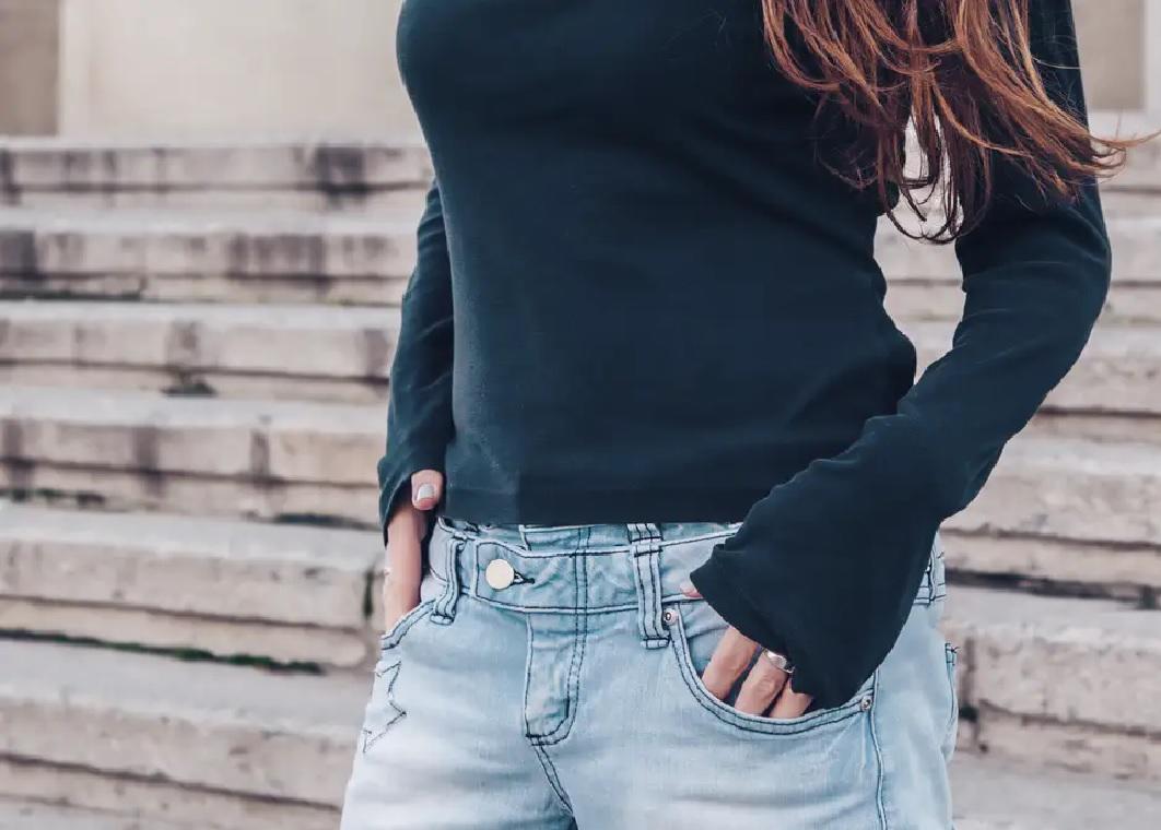 2. Antes de salir revisa el estado de la indumentaria y no me refiero solo a chequear arrugas o manchas. Sino a mirarte frente a un espejo de cuerpo entero y escanear enganches, dobladillos descocidos o falta de botones. Un descuido puede desvanecer la buena imagen que quieres proyectar. 
