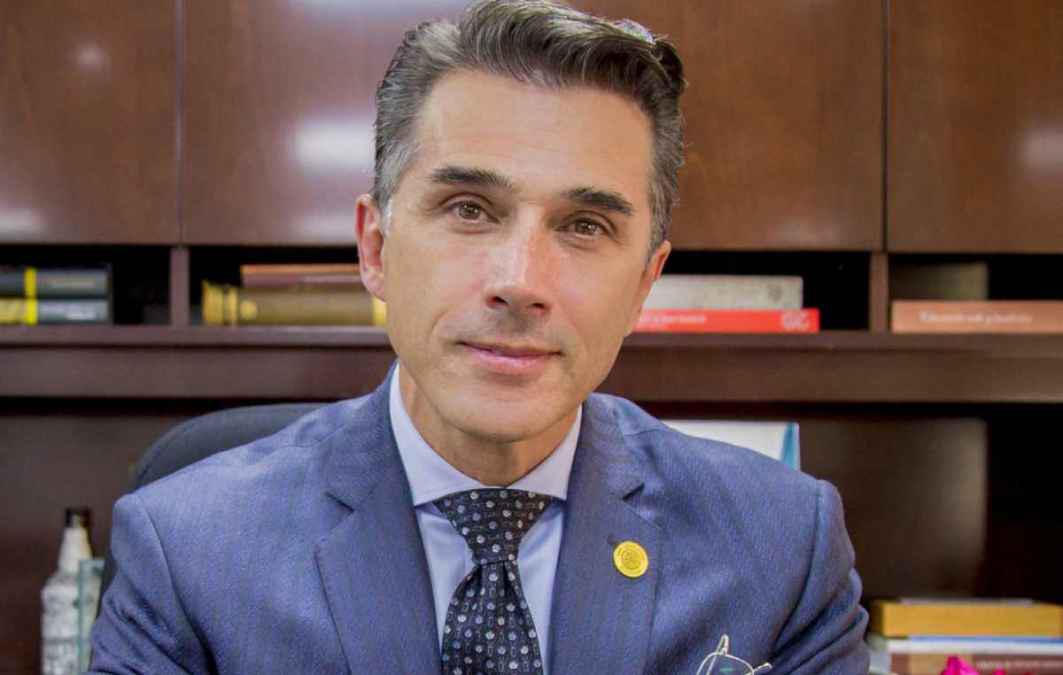 <i><b>Sergio Mayer</b></i>Es un actor, productor, exmodelo, expolítico y activista mexicano, quien fue diputado federal del distrito 6 de México D.F. del 2018 al 2021. También se le pudo ver en “La Fea Más Bella”.