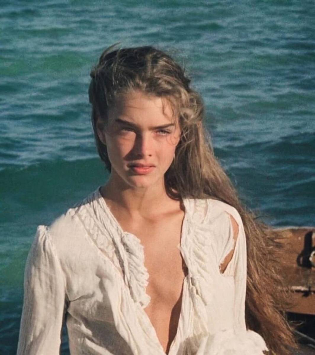 <b>Brooke Shields en The blue lagoon</b>La película trata de dos primos que se encuentran en una isla, se enamoran, tiene relaciones y se convierten en padre. La grabación de la película fue cuando Brooke tenía 14 años.