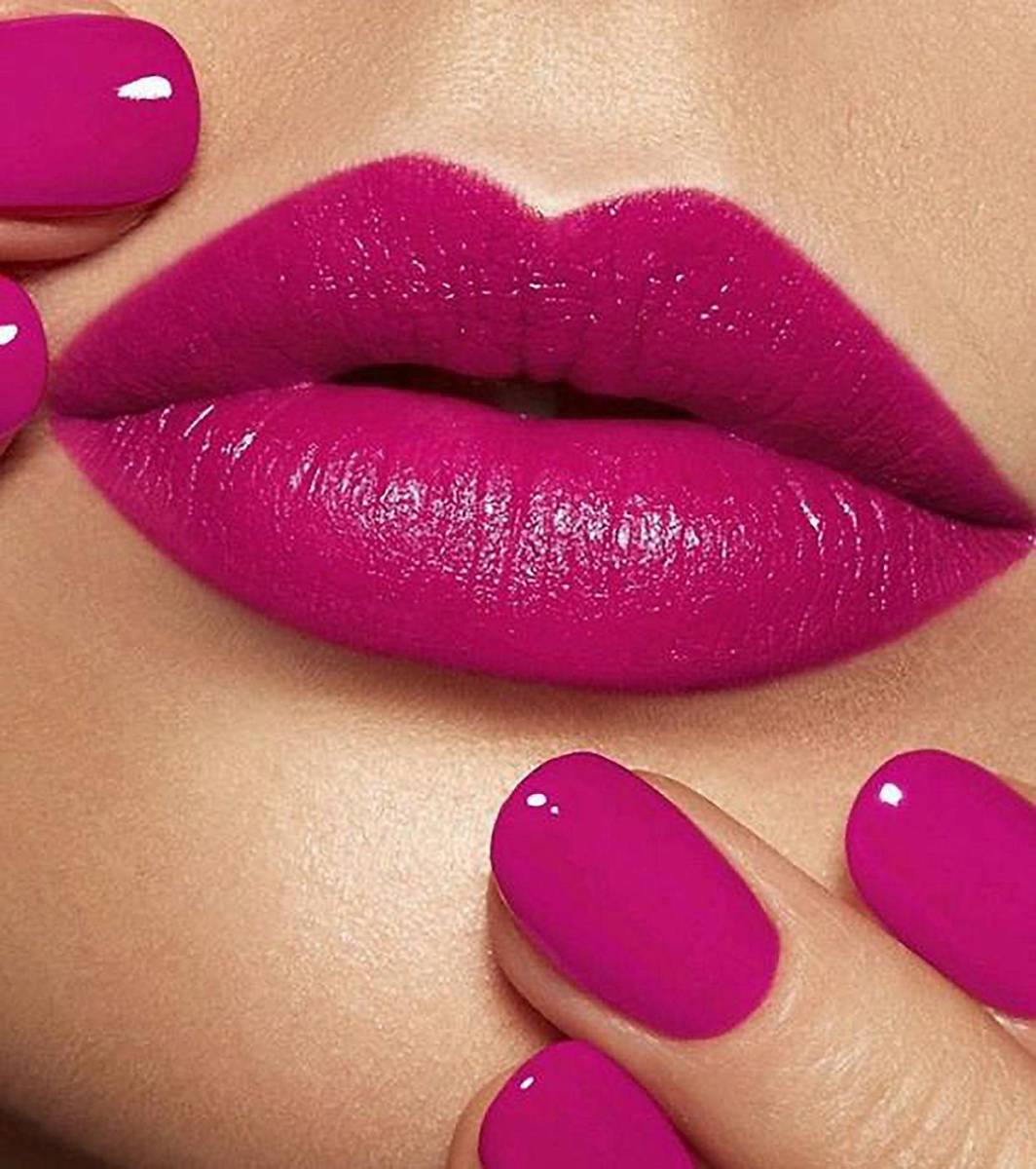 En maquillaje sera el protagonista todo el año tanto en labios como en laca de uñas. En lipstick luce como un color divertido y dinámico que aporta contraste y feminidad, especialmente para las chicas de piel morena. 