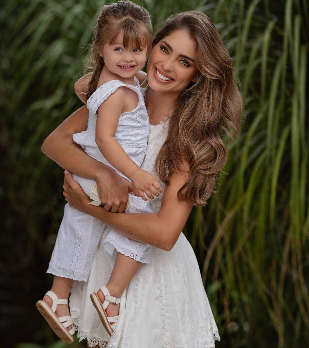 <u><b><a rel="nofollow noopener noreferrer" href="https://www.instagram.com/camiavellam/" target="_blank">Camila Avella</a></b></u>, de 27 años, es originaria de <b>Yopal, Casanare, Colombia</b>. Está casada con el empresario textilero Nassif Kamle, con quien tiene una pequeña niña. Es la segunda concursante del <u><b><a rel="nofollow noopener noreferrer" href="https://www.instagram.com/missuniverse/" target="_blank">Miss Universo</a></b></u> que es madre y está casada. 