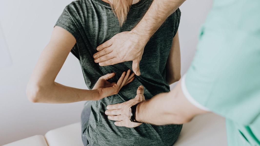 Las síntomas del síndrome de persona rígida son consistentes en todos sus tipos. La rigidez muscular y los espasmos evolucionan de manera insidiosa en el tronco y el abdomen, y en menor medida, en las extremidades. A pesar de la apariencia normal, los exámenes revelan hipertrofia muscular y rigidez. En general, el síndrome de persona rígida tiende a progresar, conduciendo a discapacidad y rigidez en todo el cuerpo.