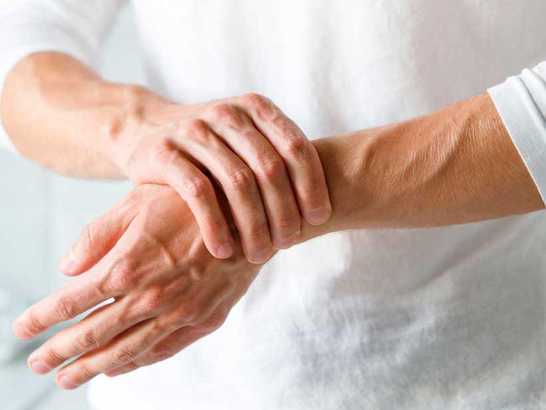 Dolor en articulaciones. Los dolores esporádicos en las articulaciones probablemente sean consecuencia de no tomar suficiente agua, ya que los cartílagos que las componen están formados por 70% de agua. ¡Hidrátate! 