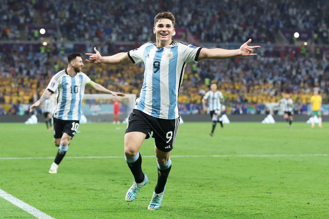Julián Álvarez de la Selección de Argentina no solo nació con el talento del fútbol, también con una buena apariencia que le ayuda a atraer a más fanáticas al mundo de este deporte. Juega en el Club del Manchester City F.C. en la posición de delantero. Encuéntralo como @juliaanalvarez.