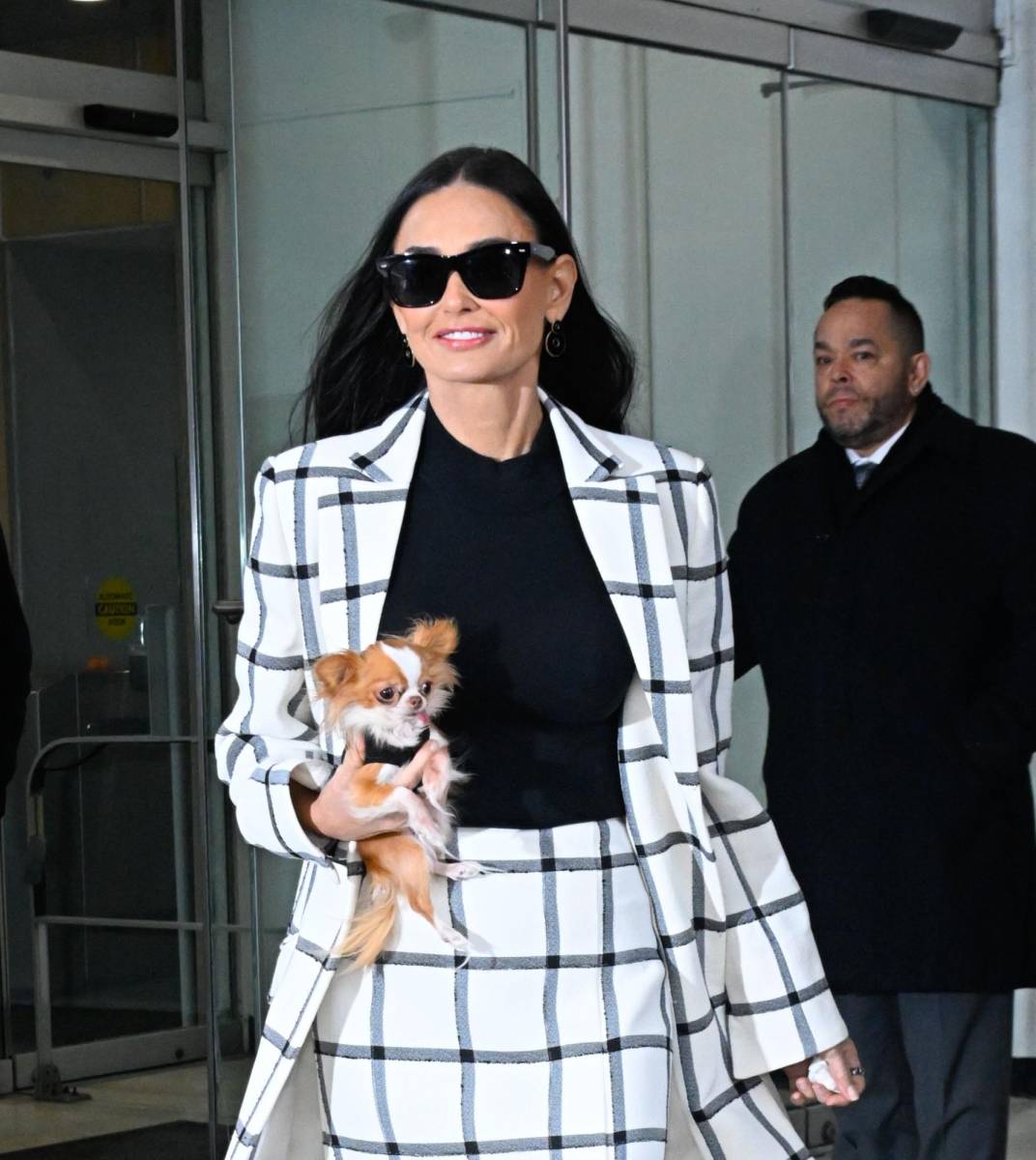 La actriz enfundada en un skirt suit de Carolina Herrera con Pilaf