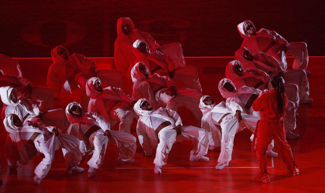 Aunque la baby bump le impidió bailar con intensidad Rihanna interpretó Work en medio de una increíble coreógrafía por parte de sus bailarines 