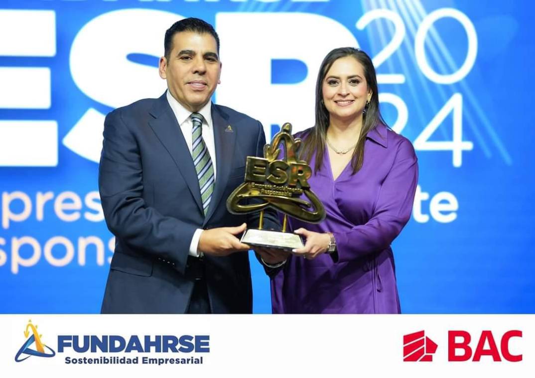 Mario Faraj, presidente ejecutivo FUNDAHRSE, y Valeria Ríos, vicepresidente de Estrategia Comercial, Mercadeo y Sostenibilidad BAC.