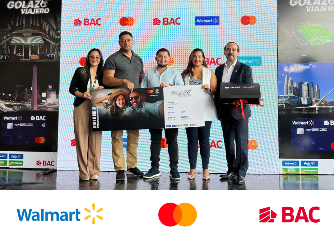 Mildred Serrano, subgerente de Mercadeo para Walmart Honduras; los ganadores Miguel Alexander Gutiérrez y Rody Moisés Espinoza Bustillo; Mónica Arita, gerente de Comunicación e Imagen Corporativa BAC Honduras, y Luis Díaz, Regional Account Management, Mastercard.