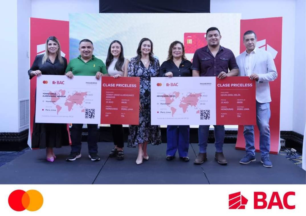 Ganadores Yonny Almendrarez y Kevin Mejía junto a Valeria Ríos, Vicepresidente de Estrategia Comercial, Mercadeo y Sostenibilidad de BAC Honduras.