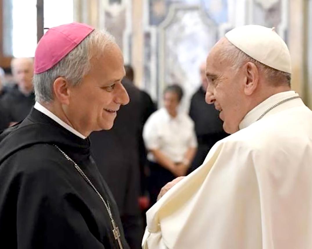 Era muy cercano al Papa Francisco. De hecho, su ascenso en el Vaticano fue impulsado directamente por el Pontífice argentino.