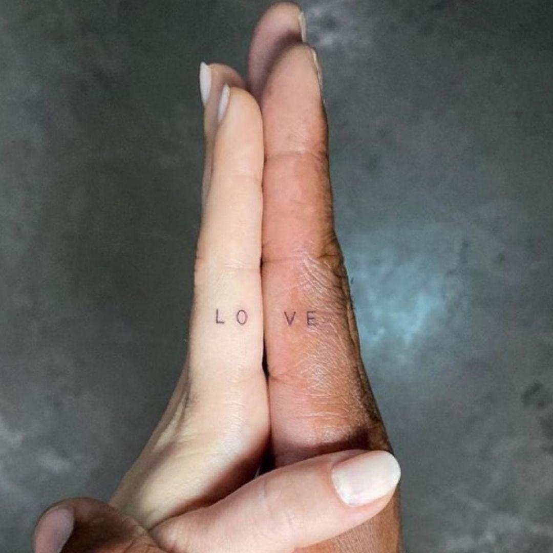 Este tatuaje, que representa dos mitades de un corazón, es un recordatorio de la unión profunda que nos une cada día, y nos inspira a mantener nuestra relación basada en el amor y la unificación.