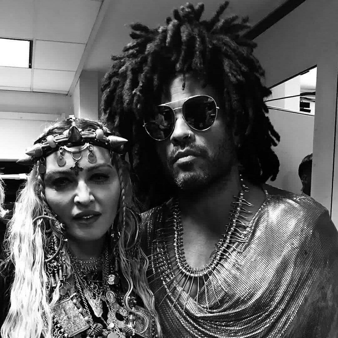 Madonna y Lenny Kravitz protagonizaron un breve romance tras colaborar en la composición del tema ‘Justify my love’ de la diva del pop. Aunque la relación amorosa no duró mucho, la amistad perduró y con los años se hizo más fuerte. 