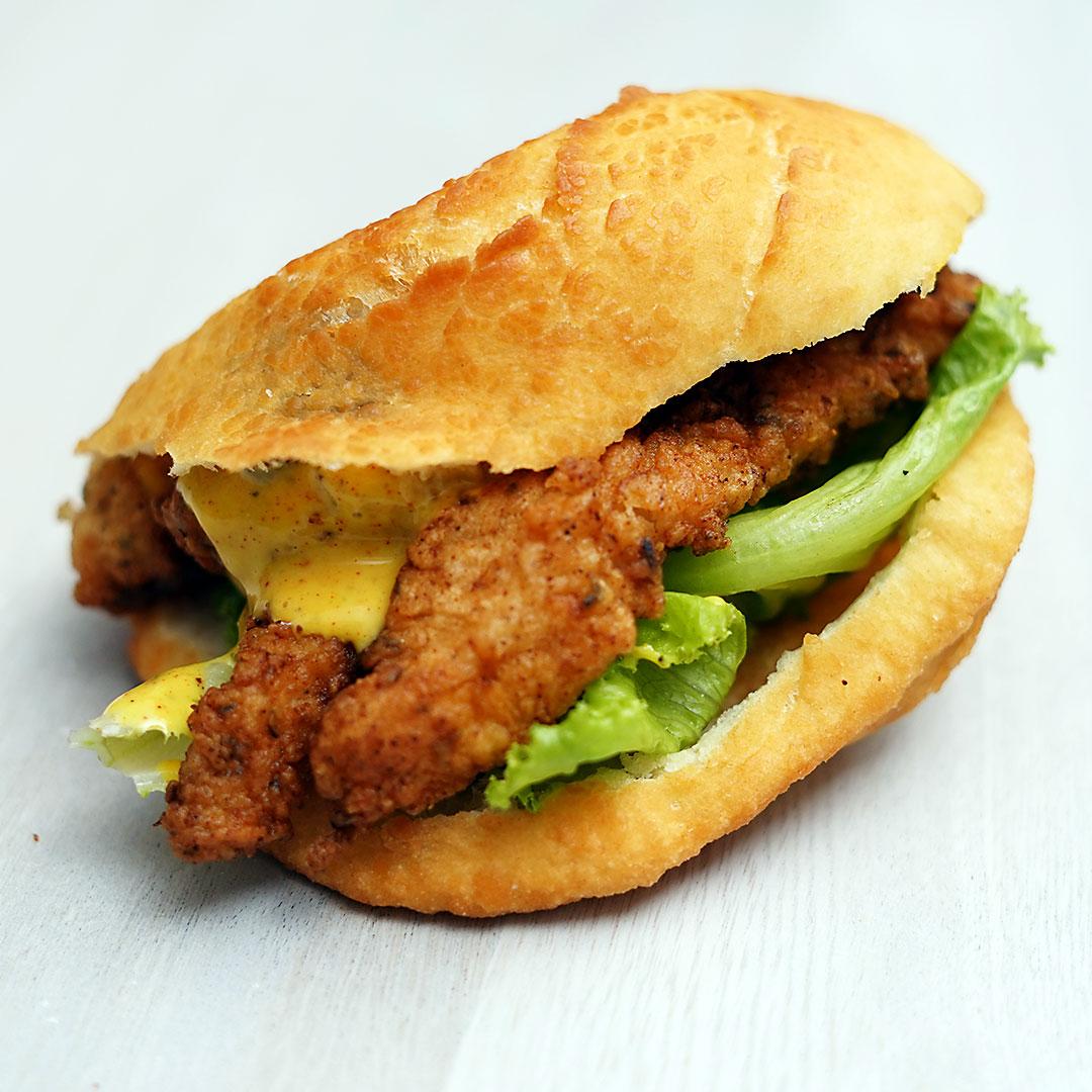 El bake and shark de Trinidad y Tobago consiste en trozos de carne de tiburón marinados o sazonados, especialmente se sirve en conciertos, festivales o celebraciones. 