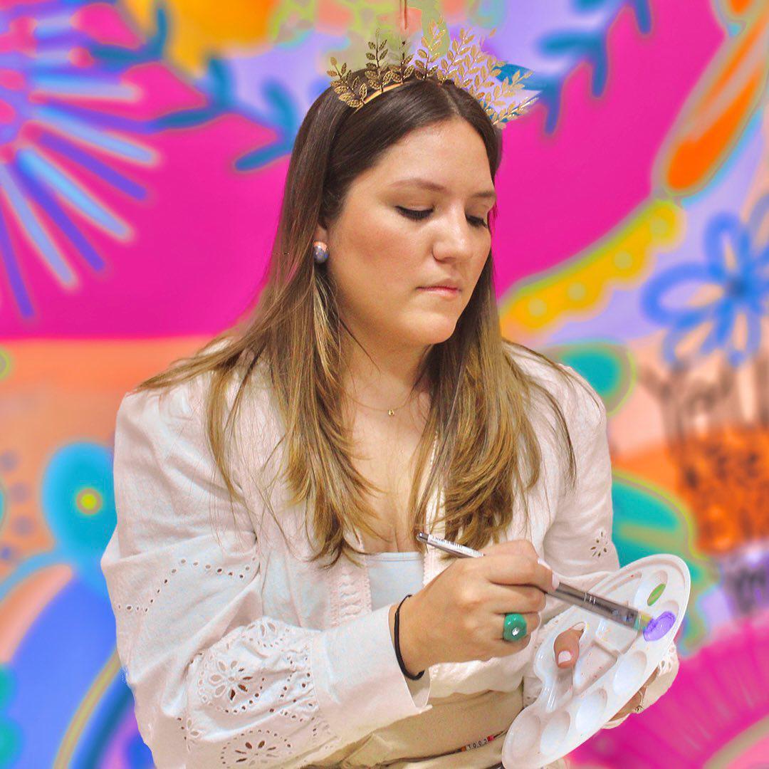 Andrea Guerrero tiene 32 años y se describe a sí misma como “Audaz, Guerrera y Curiosa”. Afirma que no le tiene miedo a los cambios, ya que siempre está tratando de ser su mejor versión y aprender de todo.