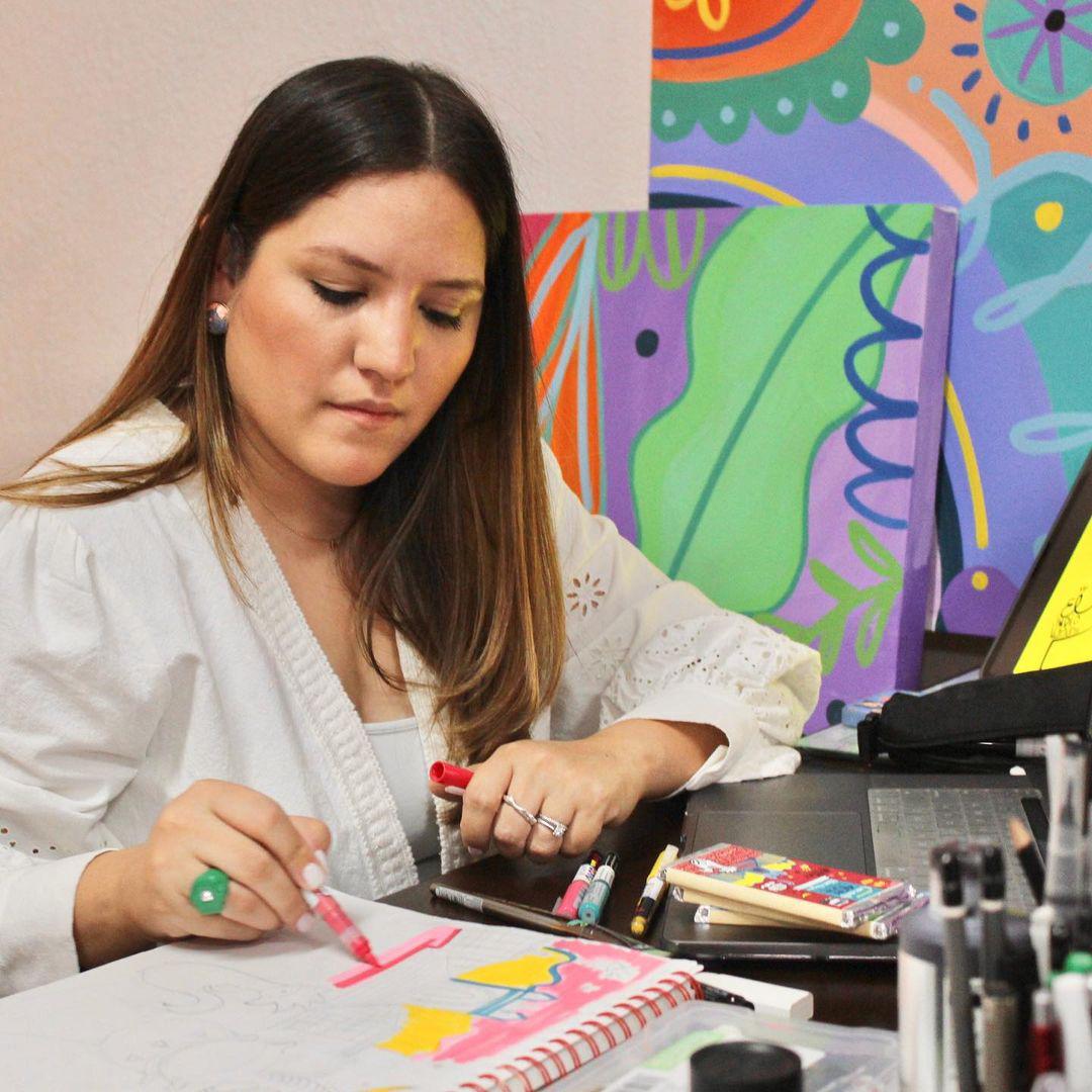 Decidió emprender por la necesidad constante de crear regalos y souvenirs artísticos, pues su pasión es el arte y no quería desaprovechar la oportunidad de levantar una tienda de arte formal en Honduras.