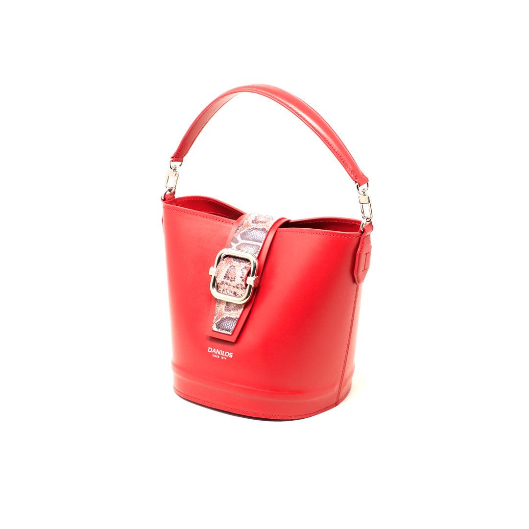 Bucket bagsSi lo tuyo es tomar riesgos, la bolsa cesta o la bucket bag es perfecta para complementar tus looks. Esta cartera es algo particular, ya que su forma cilindrada hace que sea súper funcional y puedas llevar todo lo que necesites. En la foto: Bucket bag Gia de Danilo’s Fine Leather.