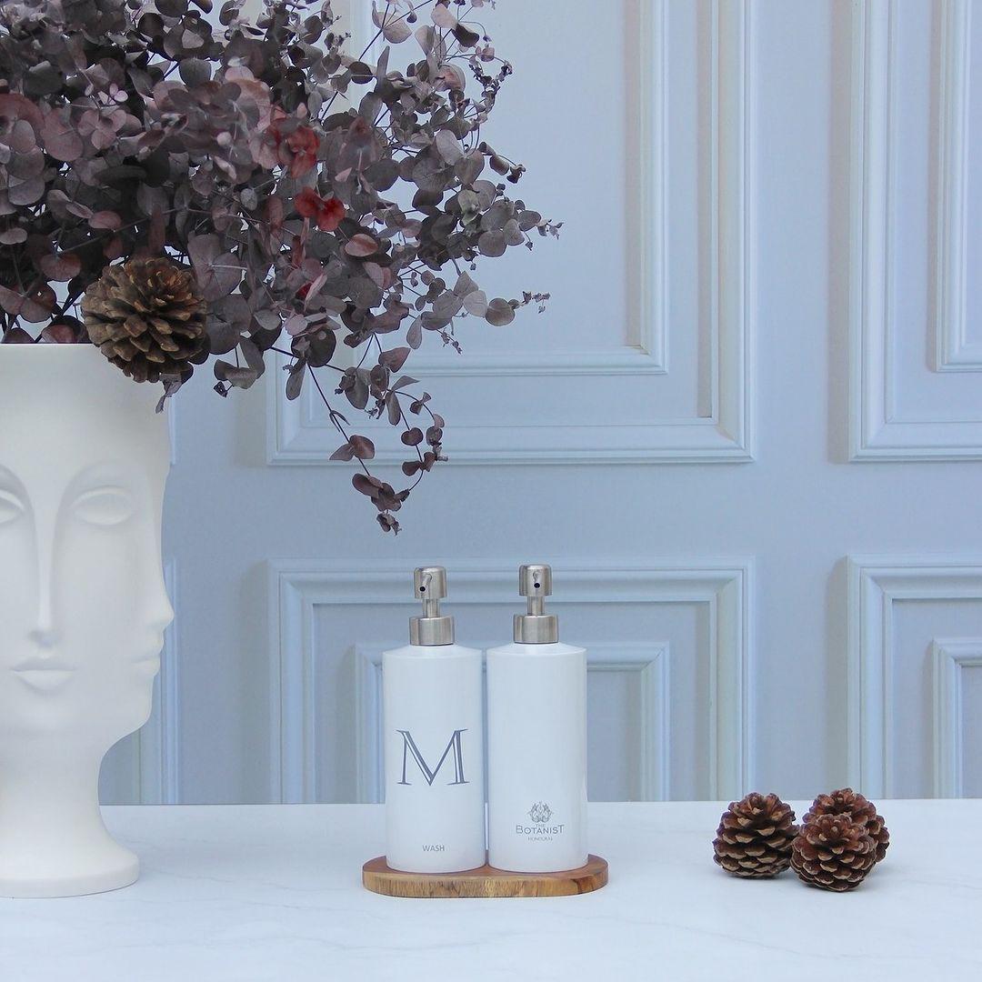 <u><b><a rel="nofollow noopener noreferrer" href="https://www.instagram.com/thebotanistliving/" target="_blank">The Botanist Living</a></b></u> es una marca que ofrece productos 100% hondureños en las categorías de Cuidado Personal, Aromaterapia, Woodworks y Green Bouquets. 