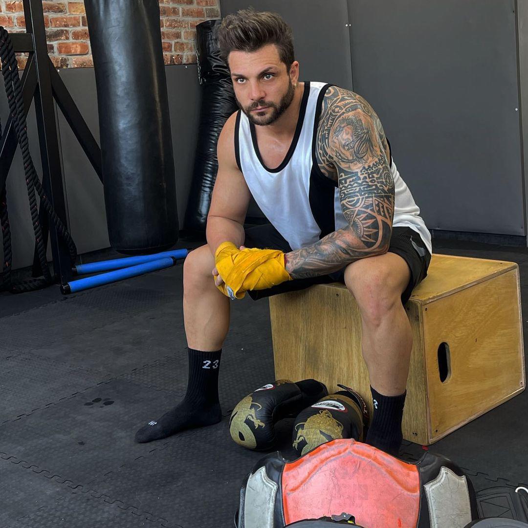 <i><b>Nicola Porcella</b></i>Actor y exfutblista peruano con ascendencia italiana. Nicola participó en el reality “Guerreros” de Televisa, donde quedó entre los primeros 10 lugares.