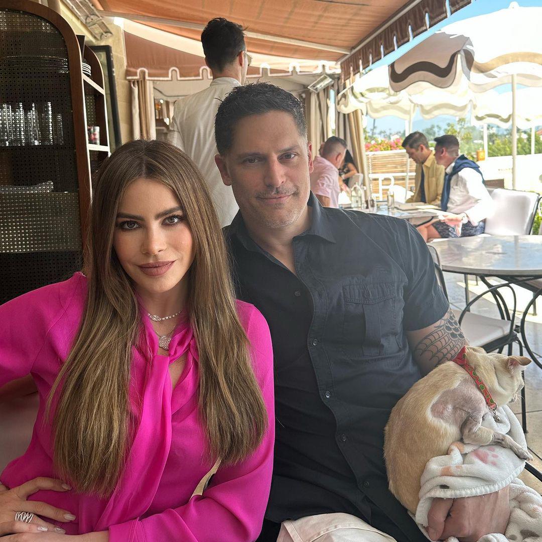 Sofía Vergara compartió esta fotografía junto a su esposo, Joe Manganiello, teniendo un almuerzo de Easter!
