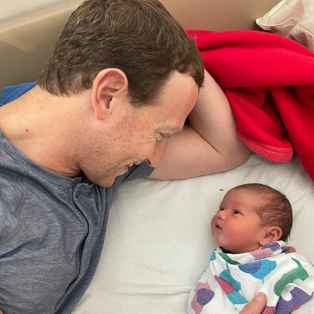  Mark Zuckerberg y su esposa, Priscilla Chang, le dieron la bienvenida a su tercera hija, Aurelia Chan Zuckerberg, el pasado mes de marzo. El dueño de Meta ha compartido adorables fotografías junto a la bebé. 