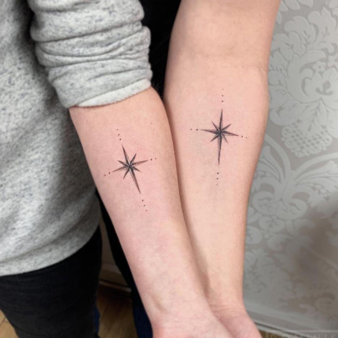 “Dejad que el amor que os profesáis os guíe como una brújula o una estrella guía” en este encantador tatuaje en conjunto, sencillo pero poético. Este tatuaje simboliza la fuerza del amor que une a dos personas, guiándolas en su camino juntas, como si fueran dos almas gemelas destinadas a estar juntas.