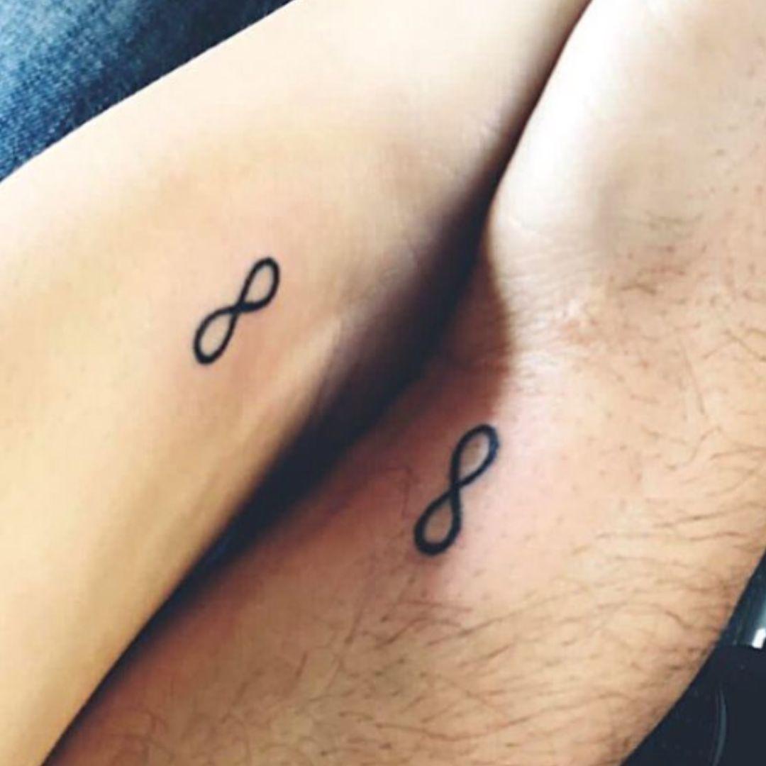 El símbolo del infinito es fuertemente asociado con el amor duradero y perdurable. Puede ser tatuado en diferentes tamaños, desde muy grandes hasta minimalistas, según lo que la pareja desee. Este símbolo representa la eternidad, el amor eterno, lo absoluto y el ciclo de la vida, por lo que es una elección popular para parejas que desean expresar su amor duradero a través de un tatuaje.