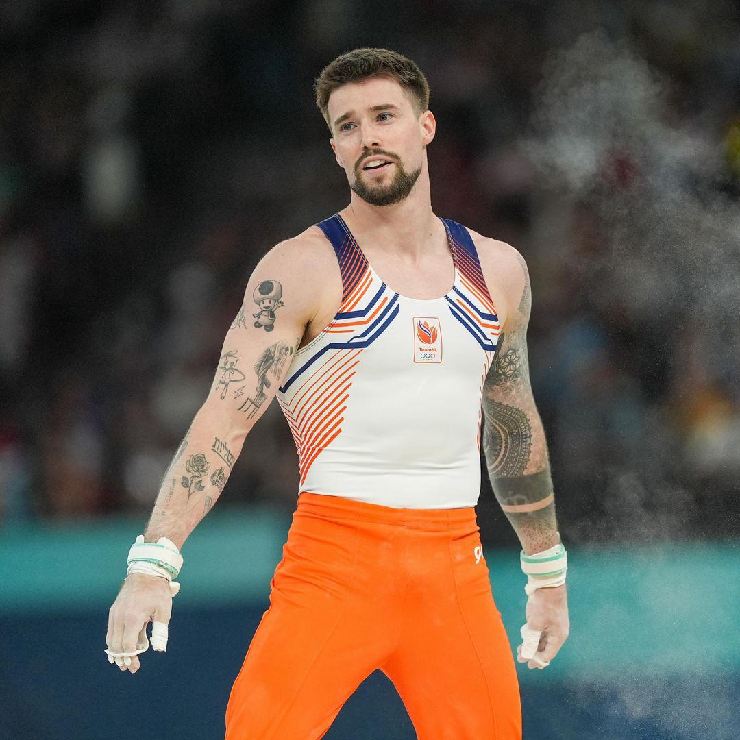 <b>Casimir Schmidt </b>es posiblemente uno de los gimnastas que más ternura provocan en París 2024. Nacido el 31 de octubre de 1995 en Haarlemmermeer, Países Bajos, Schmidt destaca no solo por su habilidad en la gimnasia, sino también por sus distintivos tatuajes. Uno de los más llamativos es el de Toad, el popular personaje de Mario Bros, que lleva en su hombro derecho.