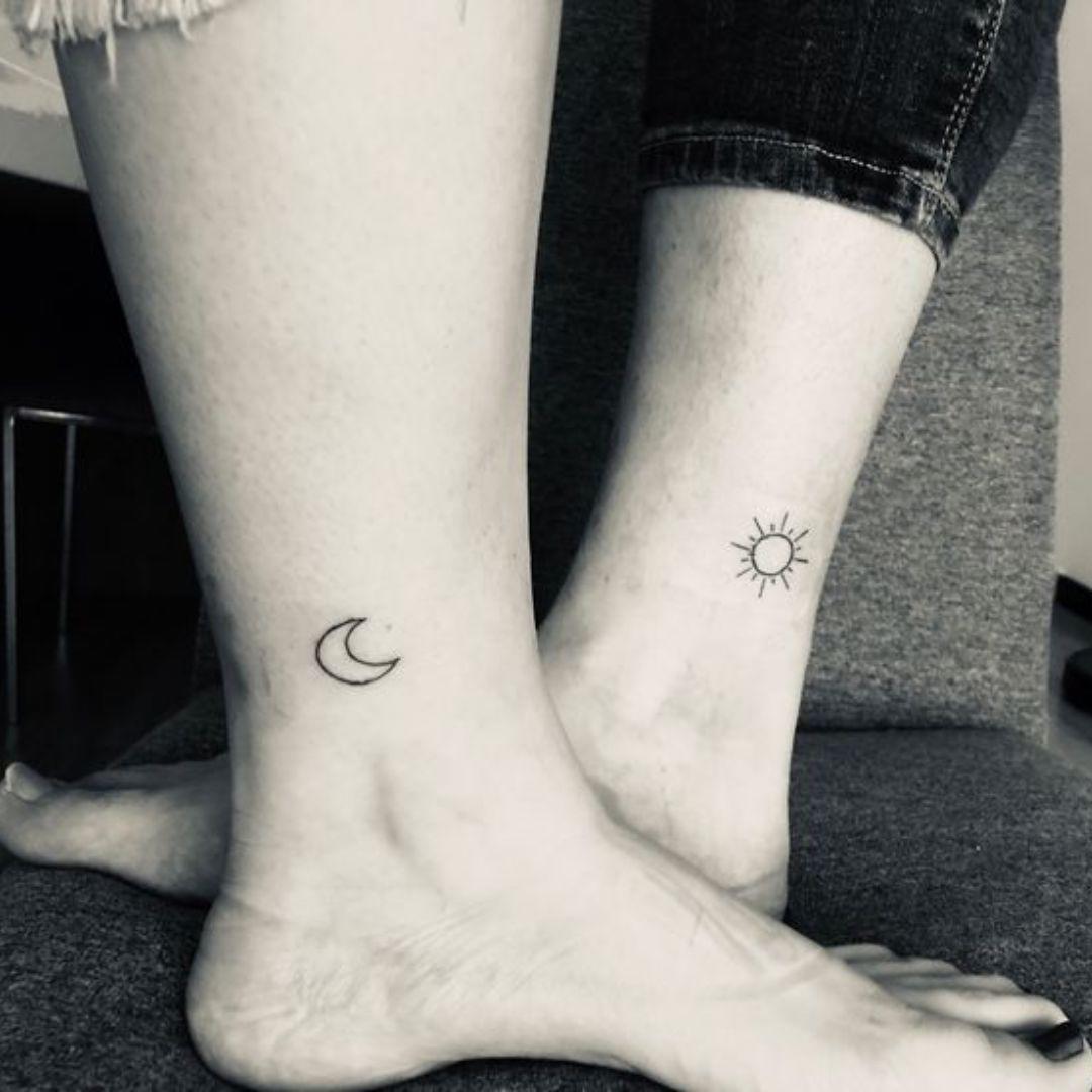 El tatuaje de luna y sol es un diseño popular que simboliza la dualidad y la complementariedad de dos personas. Este diseño puede ser una forma poética de mostrar el amor y la conexión entre dos personas que son diferentes pero que se complementan entre sí. 