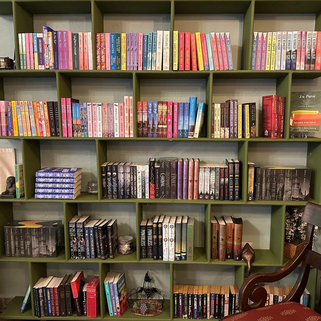 <b>La Pana Coffee &amp; Books</b>Es el resultado del sueño de Antonella Balleta, una apasionada de los libros, que decidió fusionar su amor por la lectura y el café en un espacio único. En este acogedor lugar, los visitantes pueden disfrutar de una buena taza de café mientras exploran una selección de libros cuidadosamente elegidos, creando un ambiente ideal para relajarse y sumergirse en nuevas historias.