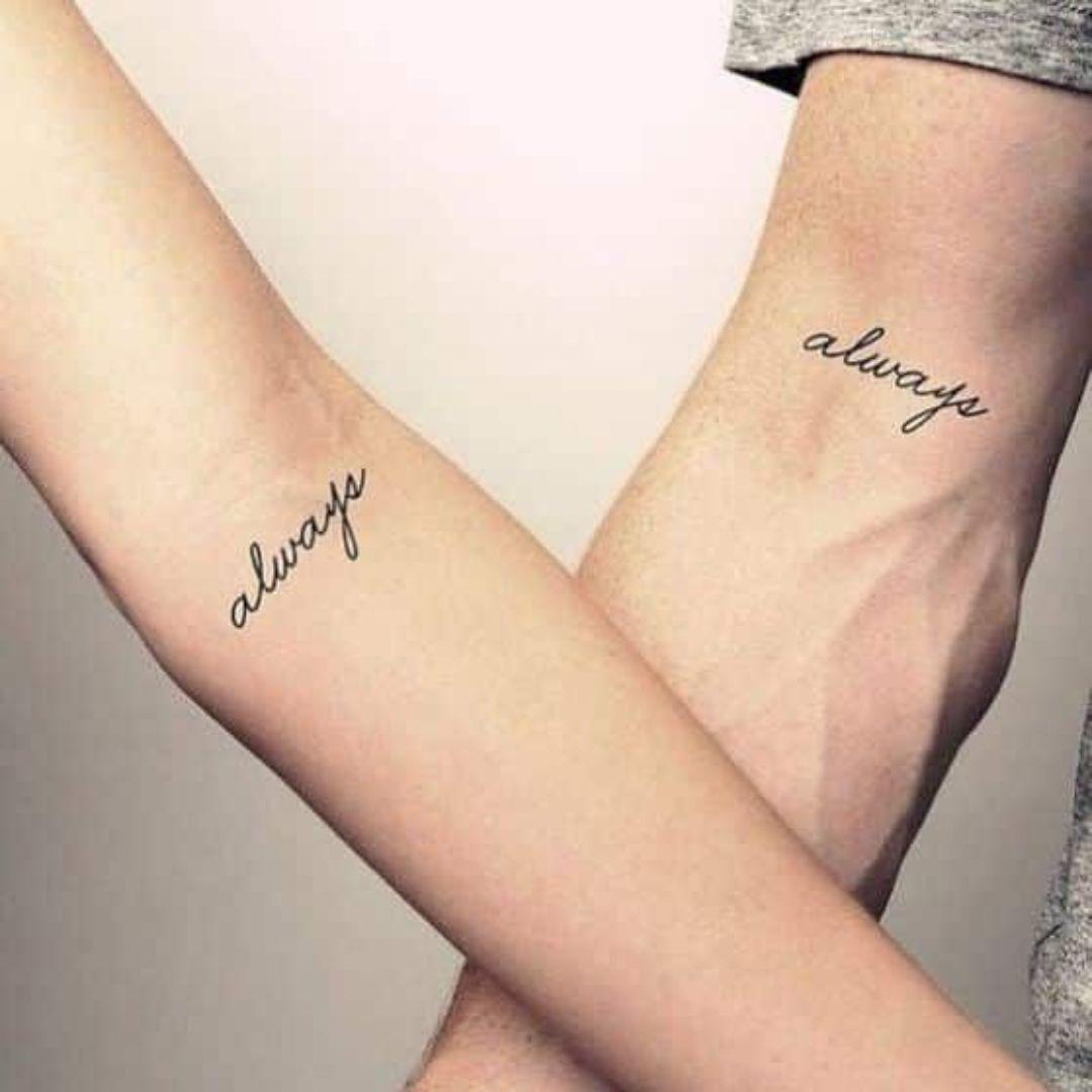Este tatuaje escrito es sencillo y directo, pero encierra un gran significado. Cada vez que lo mires, recordarás por qué decidiste comprometerte con tu pareja y cómo juntos construirán un futuro. Es una forma hermosa de expresar el amor y el compromiso en una relación.