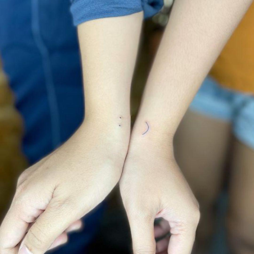 El tatuaje de una carita feliz es una idea mínima y discreta para parejas que buscan expresar su amor y su conexión. Los tatuajes de carita feliz pueden ser un recordatorio físico y permanente de la alegría y el amor que comparten.