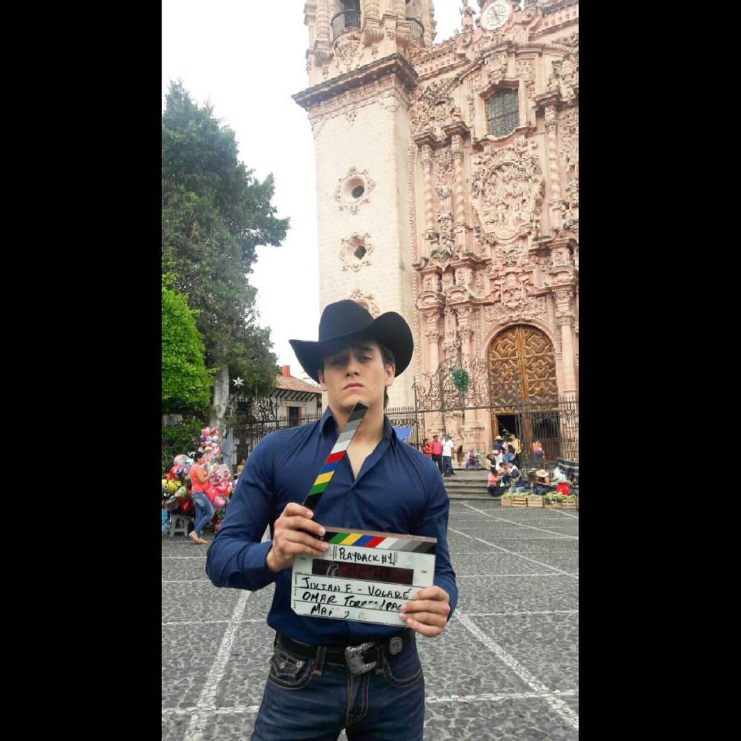 En 2015 Julián Figueroa debutó como actor en el programa de Televisa ‘Como dice el Dicho’ y participó en la serie biográfica de su papá, Joan Sebastian.