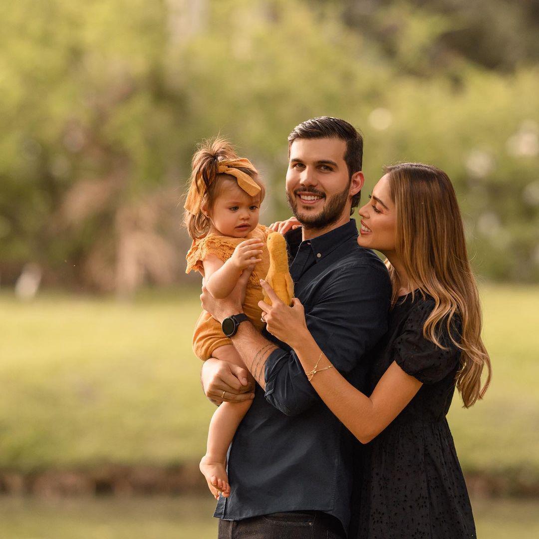 <u><b><a rel="nofollow noopener noreferrer" href="https://www.instagram.com/camiavellam/" target="_blank">Camila</a></b></u> llegó a El Dorado acompañada de su esposo y su hija, siendo la primera reina de belleza colombiana que asiste a Miss Universo con estas condiciones.