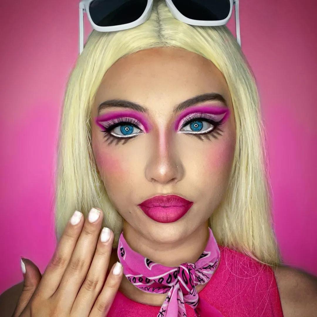 Aunque ya pasó un año del boom de Barbie, los clásicos nunca mueren. Para una versión más apegada al estereotipo de Barbie, un look rosa siempre está de moda, perfecto para captar la atención.
