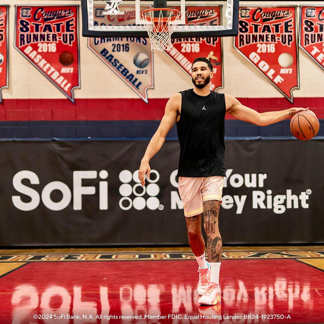 <b>Jayson Tatum</b>, nacido el 3 de marzo de 1998 en San Luis, Misuri, es una de las estrellas del equipo de baloncesto de Estados Unidos en París 2024. Con una imponente estatura de 2.03 metros y destacándose como una de las figuras clave de los Boston Celtics en la NBA, Tatum forma parte del Dream Team de su país y promete deslumbrar en los Juegos Olímpicos.
