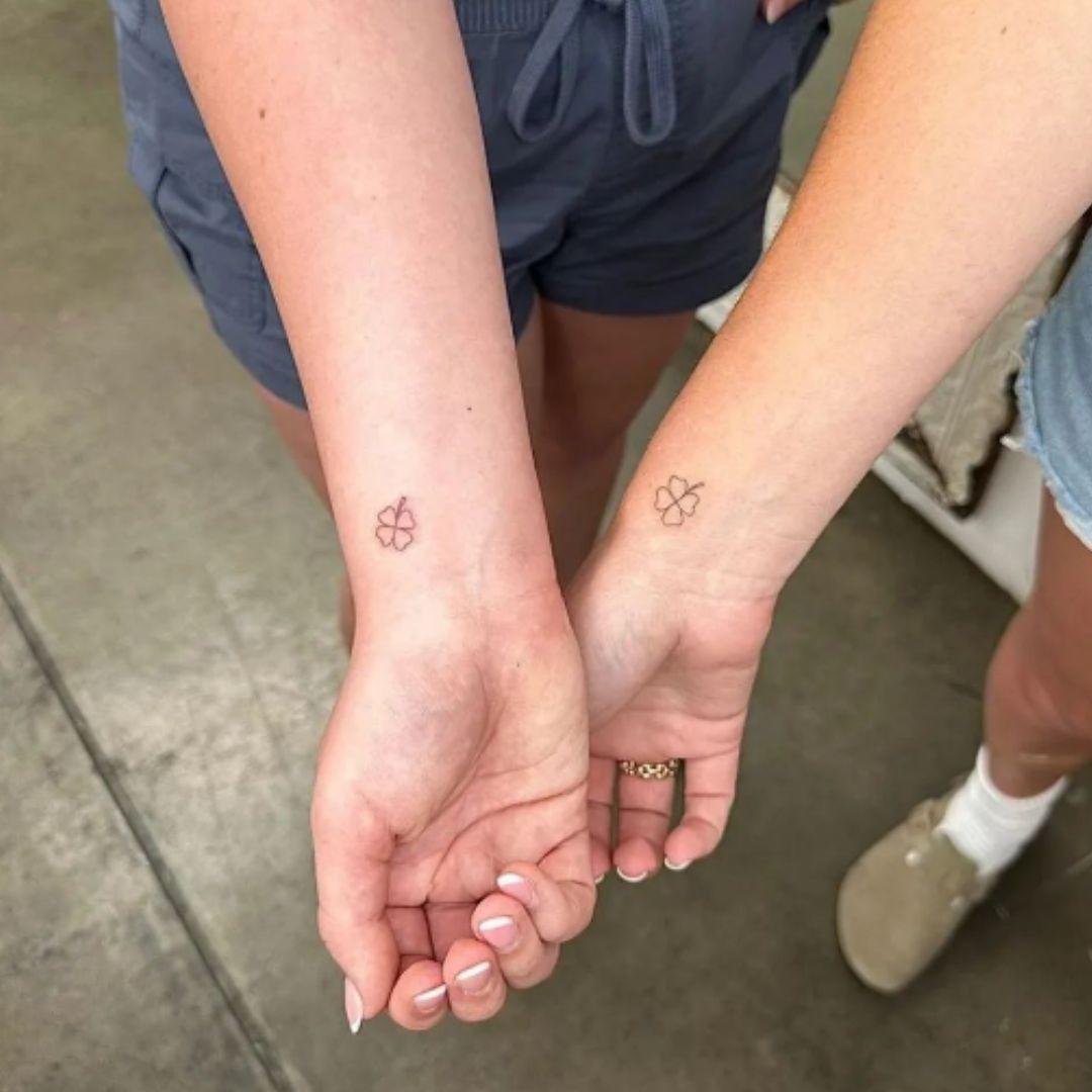 El tatuaje de un trébol de cuatro hojas es una idea perfecta para demostrar la suerte de haber conocido y tener a tu pareja en tu vida. El trébol de cuatro hojas es un símbolo de la buena suerte, la salud, el amor y la fortuna.