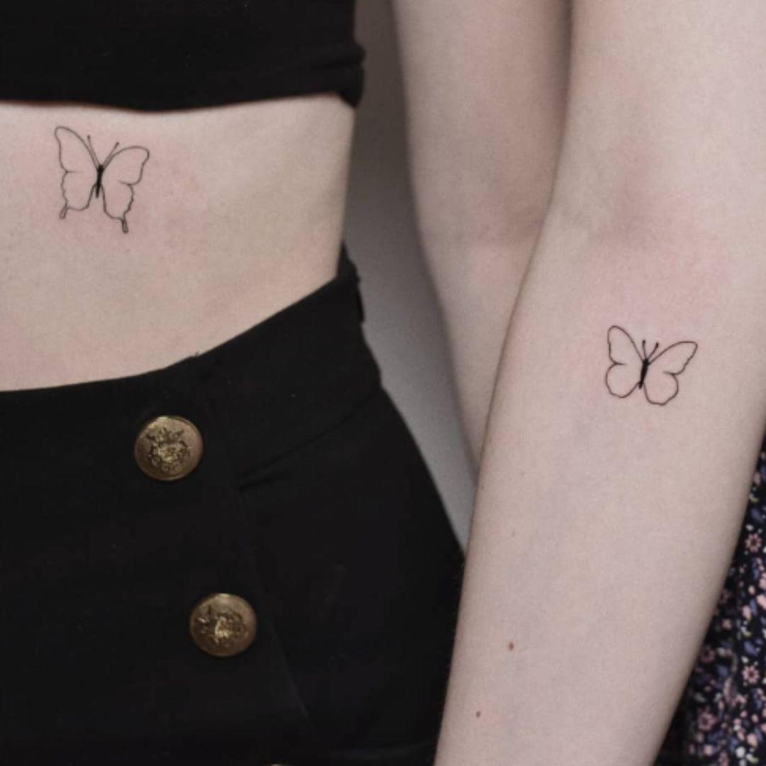 Las mariposas pueden representar el renacimiento y la transformación, por lo que son un poderoso símbolo del impacto que una relación fuerte puede tener en nosotros. Haz esta tatuaje sencillo con un conjunto delineado o apuesta por el detalle añadiendo color.