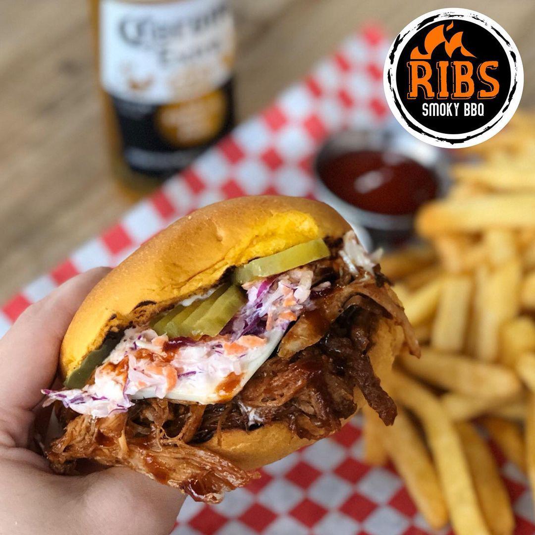 @ribs_sps tiene las mejores costillas ahumadas para ti, está ubicado en Col. Jardines del Valle, 9 Avenida NO, San Pedro Sula 21102. Cuenta con otros platillos asados que te hacen agua la boca. Hay comida de calidad que te llega directo al corazón. No olvides visitar este lugar.