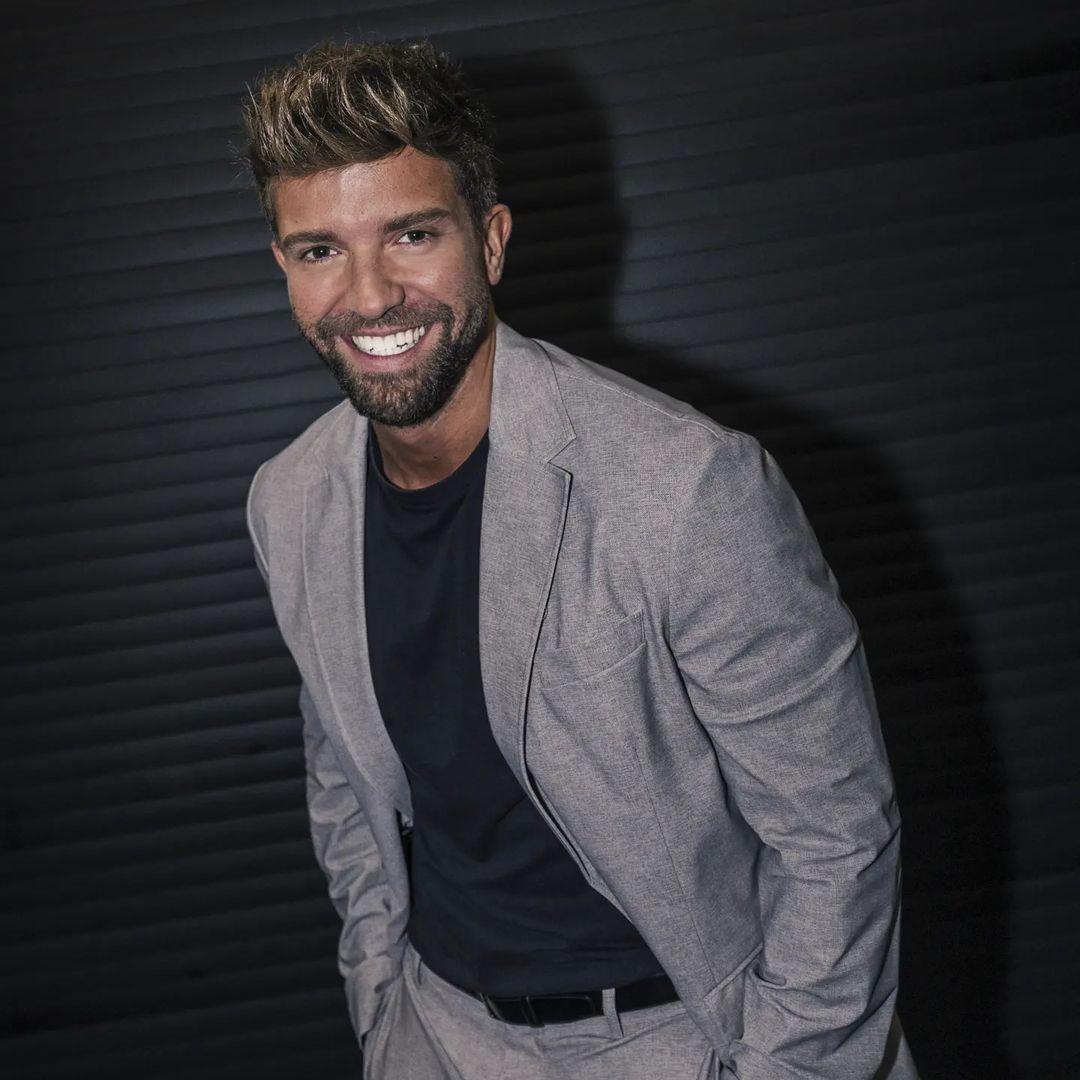 <u><b><a rel="nofollow" href="https://www.instagram.com/pabloalboran">Pablo Alborán</a></b></u> impresionó a la audiencia en su más reciente presentación en el Auditorio Nacional de la Ciudad de México. Para la ocasión, lució un impecable Blazer en un elegante tono gris perla de la reconocida marca Marciano. Su atuendo fresco y seguro destacó la sofisticación del artista durante el evento.T-Shirt 100% de algodón by <u><b><a rel="nofollow" href="https://www.instagram.com/guessoriginals/">Guess</a></b></u>.