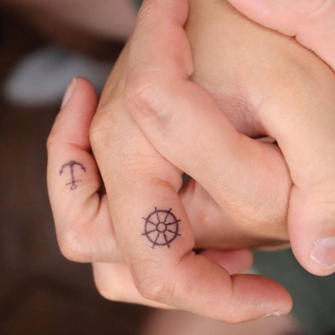 Recordando el barco del amor con un tatuaje de un ancla y un timón a juego, representando la unión de dos partes móviles: uno gobierna y el otro lleva el ancla a la felicidad. Este tatuaje simboliza la unión de una pareja, cuya relación es un trabajo de equipo, aunque en realidad cada uno de ellos juega un papel específico, como si fueran dos mitades de un mismo corazón.
