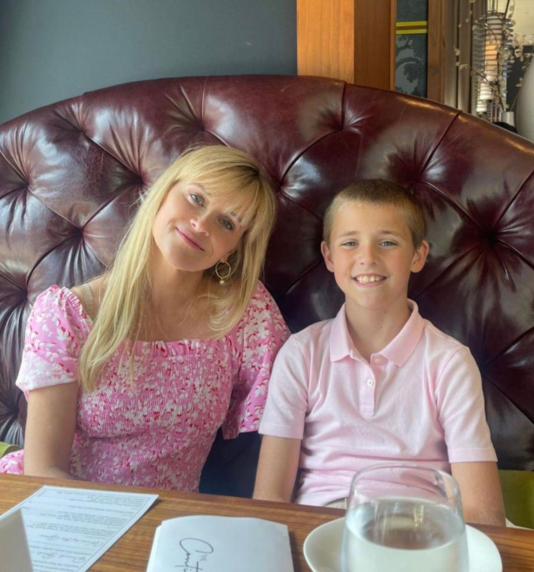 Reese Witherspoon compartió esta adorable imagen junto a su hijo: “Todavía me río de todo este brunch”.