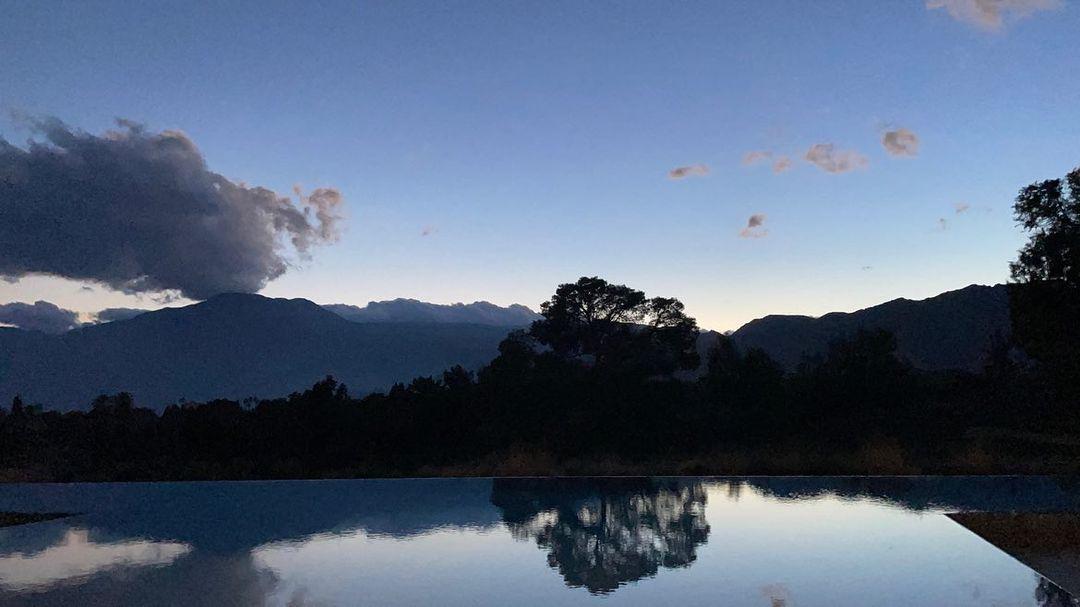 Palms SpringsTravis y Kourtney compartieron en su cuenta de Instagram la misma fotografía el 23 de enero del 2021. Las fotos mostraban la puesta de sol reflejada en la gran piscina de Kris Jenner. A estas alturas los fans solo se preguntaban cuándo harían oficial su relación. 