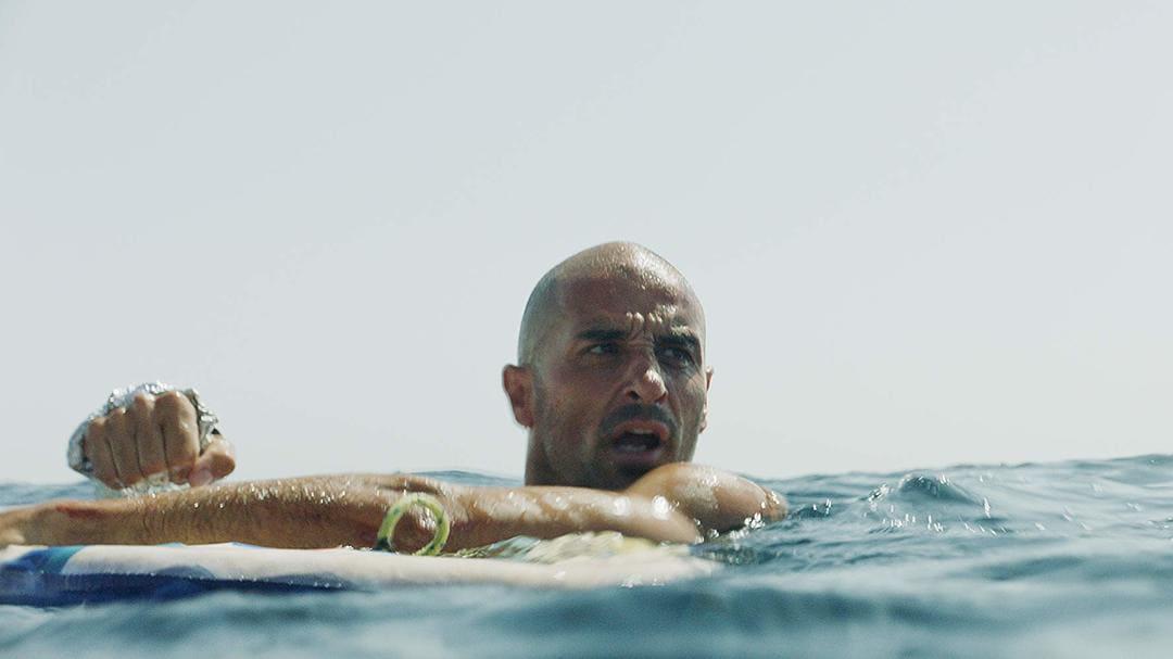 <b>Solo (2018)</b>Esta película española relata la verdadera historia de supervivencia de Álvaro Vizcaíno, un joven surfista interpretado por Alain Hernández. En su búsqueda de la ola perfecta, su día deportivo se convierte en 48 horas de agonía cuando cae por un acantilado en Fuerteventura. Herido y solo en medio de la naturaleza implacable, Álvaro reflexiona sobre su relación con su familia y amigos, especialmente con su novia Aura Garrido. No te pierdas “Solo” en Netflix.