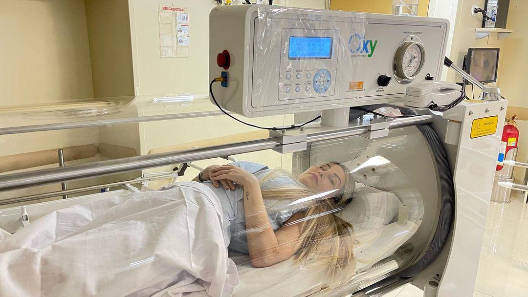 En 2020, Lygia se sometió a la extracción de los implantes debido al empeoramiento de las infecciones. Aunque buscaba detener la propagación de bacterias, en ese momento el plástico ya se había extendido por todo su organismo, afectando órganos y tejidos.
